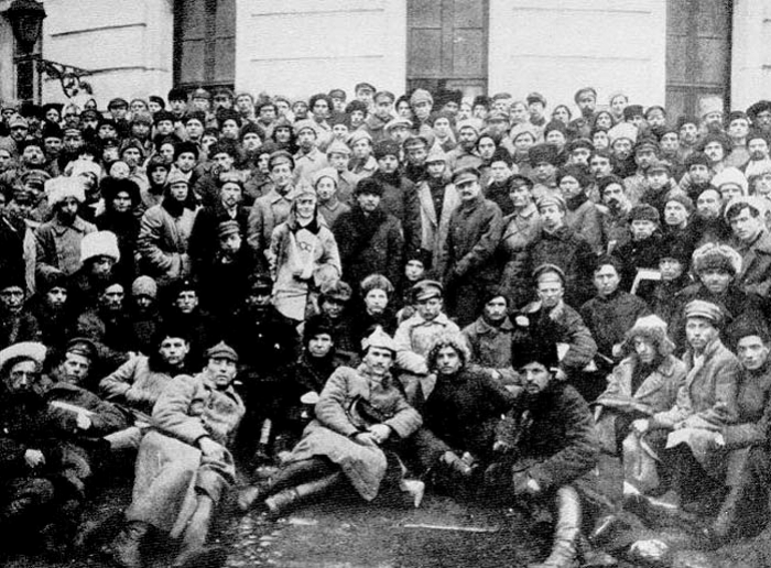 Ленин, Ворошилов и Троцкий с армейскими делегатами Х съезда РКП(б) в Кремле. Март 1921