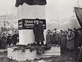 Ленин В. И. произносит речь на открытии временного памятника К.Марксу и Ф.Энгельсу на Воскресенской площади (ныне площадь Революции).