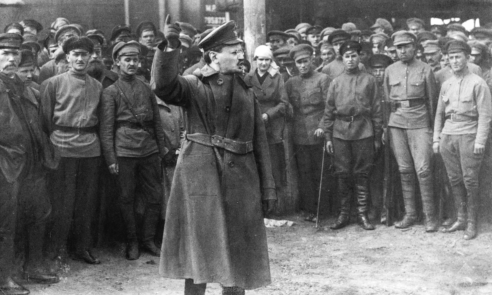 Выступление председателя Реввоенсовета Л. Д. Троцкого на митинге после вступления в город частей Красной Армии. Пенза, 1918