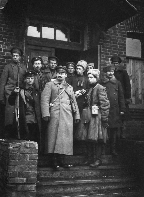 Лев Троцкий со своей охраной. 1919