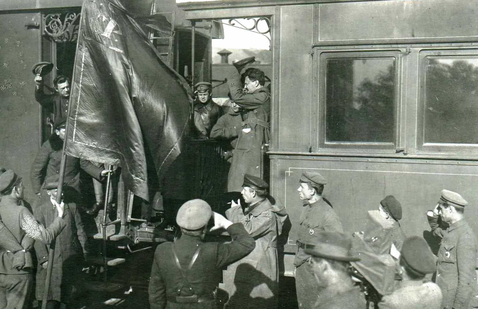 Троцкого встречают на перроне саратовского вокзала. 17.09.1918