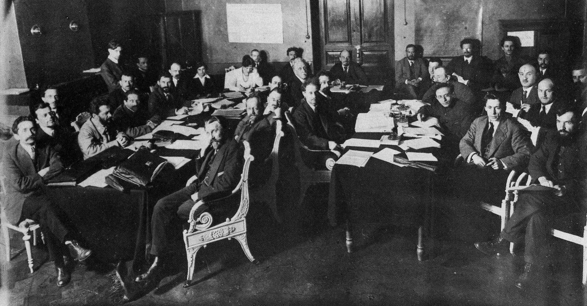 Оправившийся от ран В. И. Ленин председательствует на заседании Совнаркома