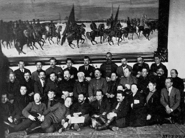 Каменев и Троцкий с делегатами XII съезда РКП(б)