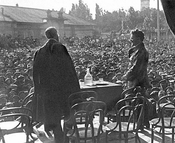 Троцкий выступает на митинге в саду бывшего Коммерческого собрания