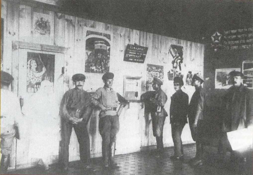 Посетители в агитпункте при станции Армавир. 1920