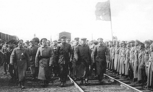 Смотр Троцким 1-го Московско-Саратовского полка. 1918