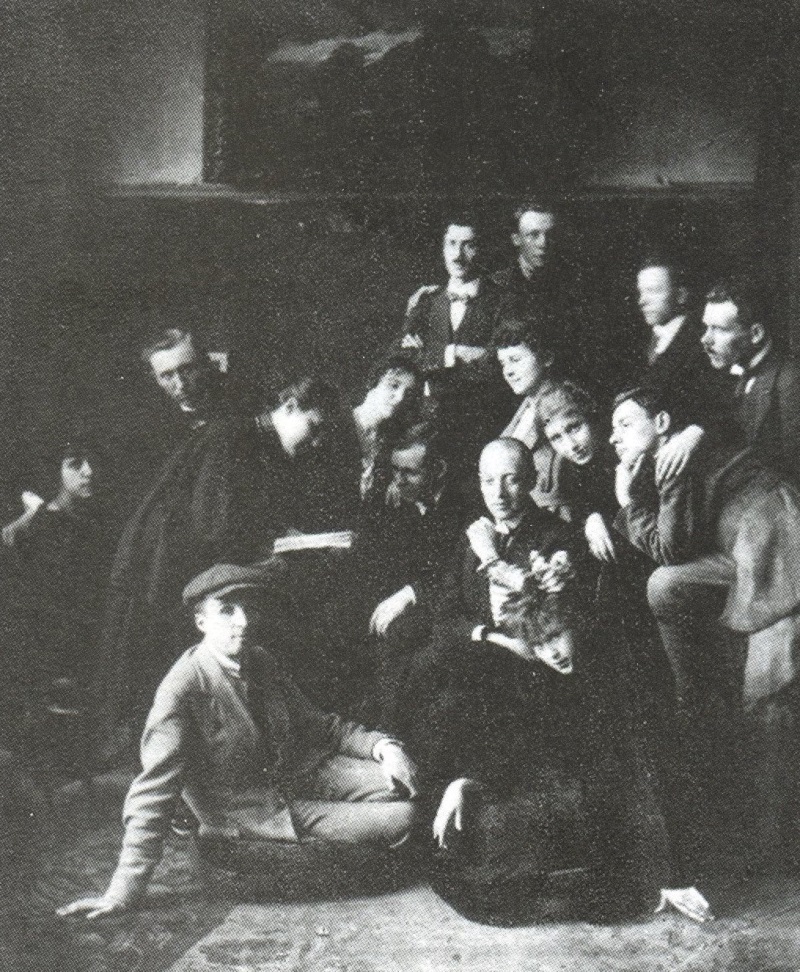 Н.С. Гумилёв (в центре) с учениками по студии «Звучащая раковина»