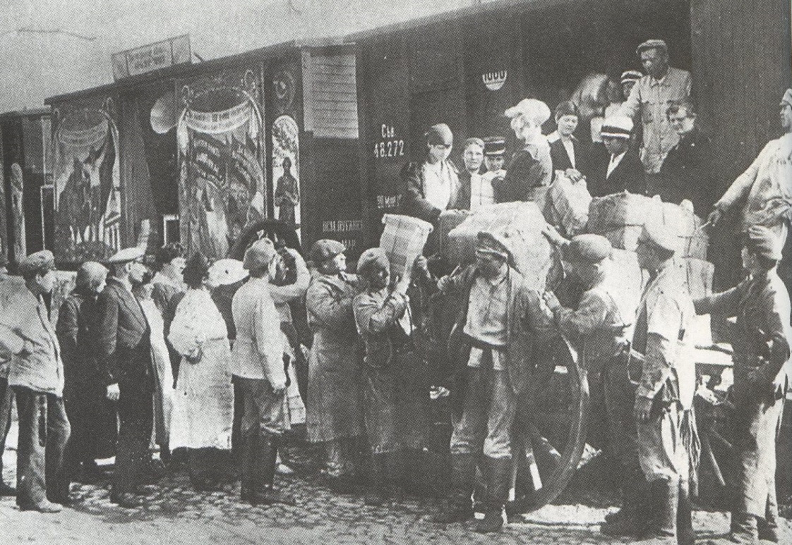 Подготовка отправки агитпоезда в Сибирь. 1920
