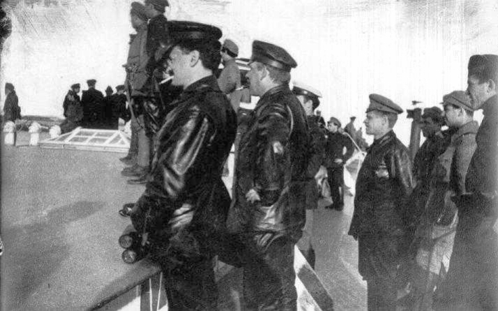 Л. Д. Троцкий (на первом плане слева) на наблюдательном пункте на Юденическом фронте. 1919