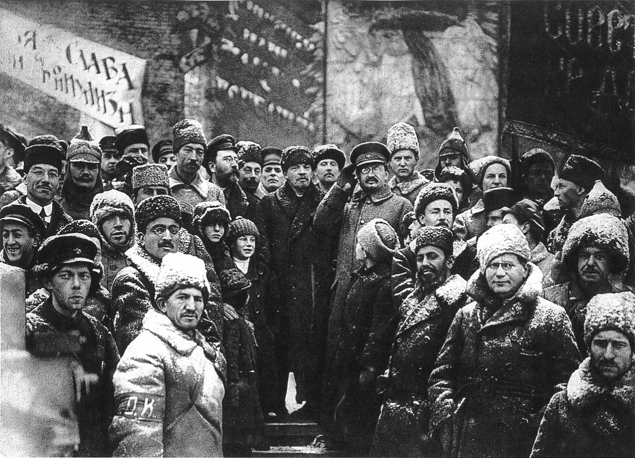 Каменев, Ленин и Троцкий на Красной площади во время празднования второй годовщины Октябрьского переворота. 7.11.1919