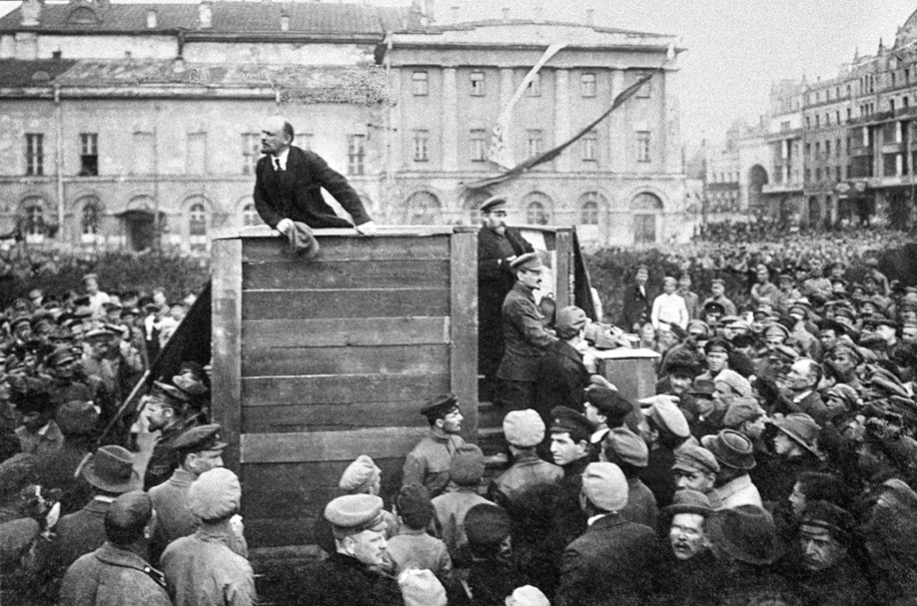 Ленин выступает перед войсками, отправляющимися на польский фронт. Москва, площадь Свердлова, 5 мая 1920