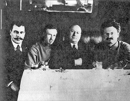 Справа налево: Л. Д. Троцкий, И. И. Вацетис, С. И. Аралов и неизвестный. Восточный фронт, сентябрь 1918