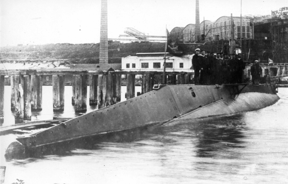 Подводная лодка АГ-23 в день подъёма Военно-морского флага. 22.09.1920