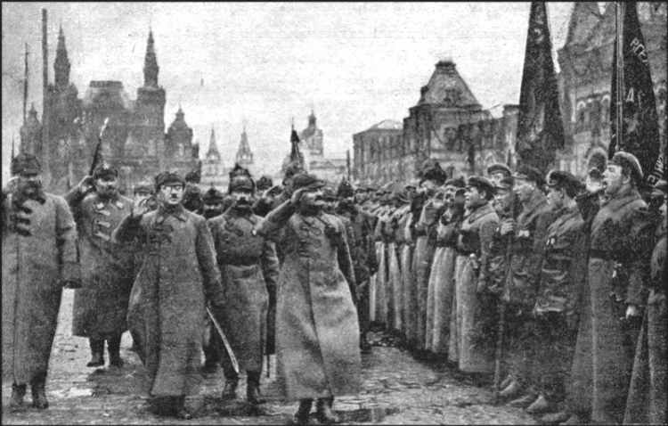 Высшее командование Красной Армией принимает парад