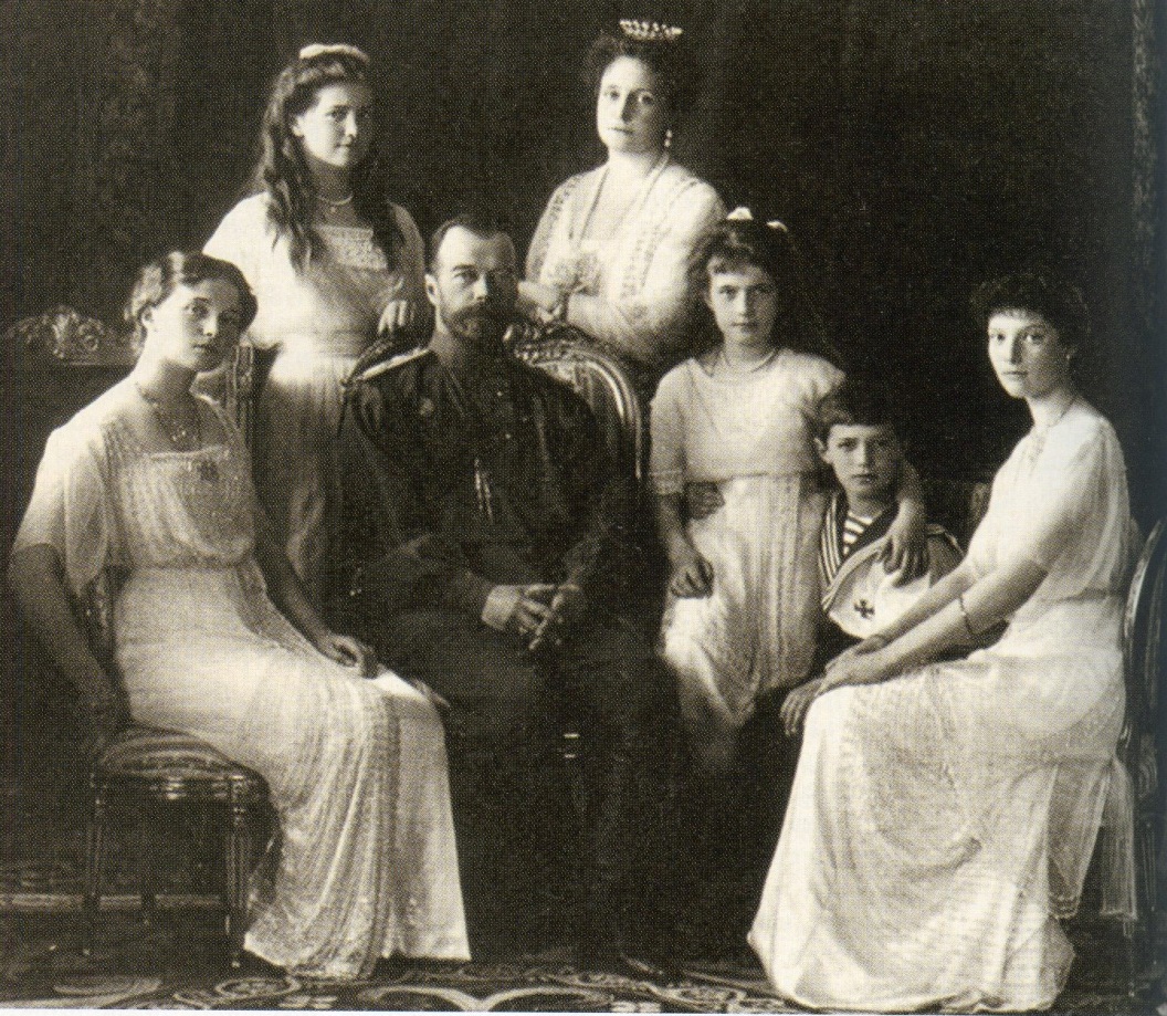 Император Николай II с семьей 