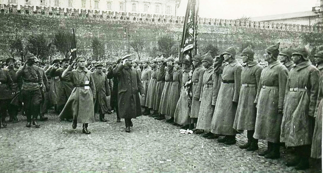 Смотр частей, отправляющихся на польский фронт. Москва, 1920